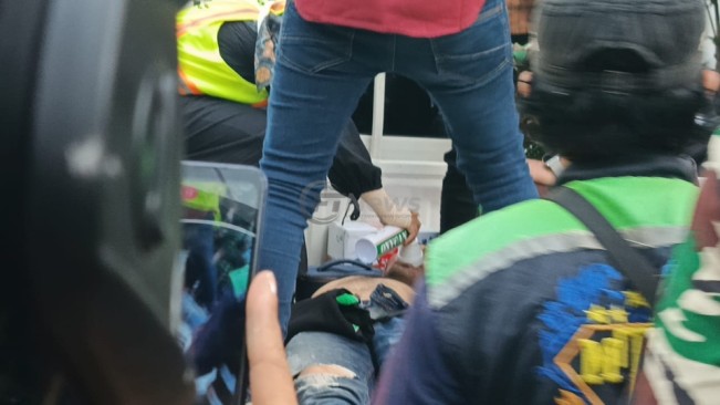 Petugas Mer-C memberikan bantuan oksigen kepada seorang demonstran yang tumbang terkena gas air mata dalam demo ricuh di depan Mako Brimob Kwitang, Jakarta Pusat, Jumat (29/8/2025). [FTNews.co.id/Selvianus Kopong Basar]